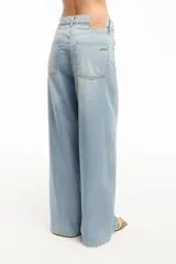 Pantalón de jean celeste claro, de corte wide leg y tiro medio.