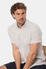 Camisa de manga corta a cuadros, color blanco con líneas celestes y beige. Tiene un bolsillo en el pecho y logo bordado. Corte slim fit.