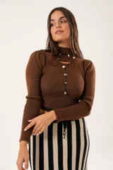 Polera tejida color marrón chocolate, de manga larga y cuello alto con abertura en el pecho.