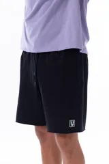 Bermuda negra de corte cómodo confeccionada en tela de jogging con logo estampado en la pierna izquierda.