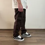 Pantalón de jean azul, corte recto, con bolsillos cargo laterales.