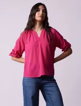 Blusa de gasa estampada marca Sioni, con cuello a la base y escote en V. Tiene mangas 3/4 con terminación fruncida.