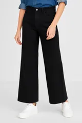 Pantalón de jean negro, de corte ancho y tiro alto.