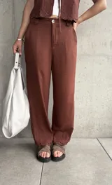 Pantalón de lino color chocolate, de corte recto y terminación bordada en el ruedo.