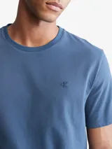 Remera de manga corta color azul con logo bordado en el pecho.