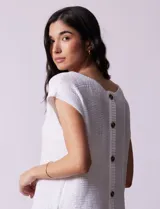 Sweater tejido color blanco, marca Cable & Gauge, con cuello a la base y apliques de botones en la espalda.