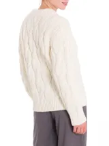 Sweater color crudo de lana de oveja y alpaca, con cuello redondo y diseño de trenzas.