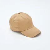 Gorra de béisbol color beige confeccionada en algodón.