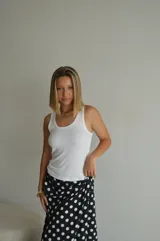 Pollera larga estampada con diseño de leopardo, corte fluido y cintura elástica.