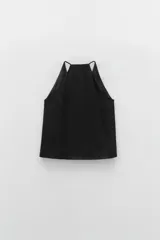 Top musculosa negro con escote en V y tirantes finos.