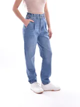 Jean de mezclilla azul claro, tiro alto con elástico fruncido en la cintura (paperbag) y pinzas frontales. Corte mom fit con piernas rectas y puños doblados.