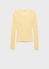 Remera de punto de canalé color amarillo pálido, de tejido fino, cuello redondo, diseño entallado y manga larga.