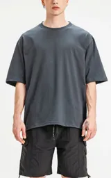 Remerón gris carbón de corte extra oversize con hombros caídos, cuello redondo rib al tono y doble costura.
