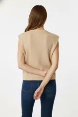 Remera gris de poliéster y lurex, manga corta, corte holgado y cuello a la base.