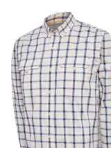 Camisa de hombre RKF modelo Atacama, de manga larga, corte regular y diseño a cuadros en tonos beige y azul. Cuenta con dos bolsillos frontales con botón, tapeta, canesú con ventilación y ojales en las axilas. Confeccionada en tejido ultraligero con tecnología 'Natural Flex' y protección UV 20+.