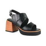 Sandalias de cuero color marrón con textura de piel de cocodrilo, taco ancho y plataforma.