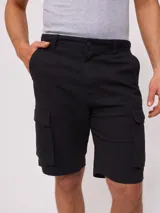 Bermuda cargo gris con bolsillos laterales y traseros con solapa.