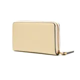 Billetera tipo ziper de color beige, con cierre perimetral metálico dorado y logo XL aplicado en metal en el frente.