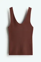 Musculosa marrón de punto fino, entallada, con escote en U en la parte delantera y trasera.