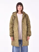 Campera larga color verde oliva con capucha, cierre frontal y diseño acolchado con patrón de rombos.