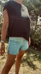 Musculosa negra oversize con sisas amplias.