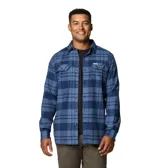 Camisa de franela Columbia para hombre, a cuadros en tonos negro, gris, beige y blanco. Confeccionada en algodón con elastano para mayor comodidad y flexibilidad. Cuenta con cuello abotonado, cierre frontal con botones, dos bolsillos en el pecho con cierre de botón y puños abotonados.