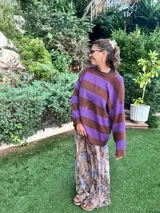 Sweater de punto con rayas horizontales anchas en color marrón y lila, de corte holgado.