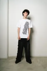 Remera blanca de algodón con estampado vertical en el lateral derecho con el texto "Lucca Bossio Punto Com 16".