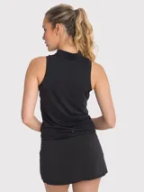 Musculosa deportiva negra con medio cierre frontal, cuello alto y logo estampado en el pecho.