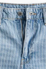 Short de jean de tiro alto con estampado de rayas verticales blancas y azules.