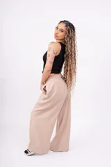 Pantalón negro de lino con corte wide leg.