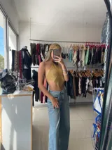 Top blanco con textura, de corte halter y espalda descubierta.