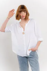 Blusa celeste de lino, con escote en V, manga tres cuartos y botón de madera.