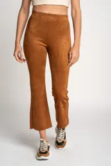 Pantalón marrón de corte recto, tiro alto y textura gamuzada.