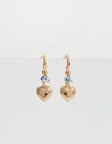 Aros dorados tipo argolla con dije de corazón con diseño floral, perlas y cuentas de cerámica con diseño floral.