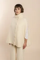 Capa marrón de lana con cuello alto abotonado y aberturas laterales.