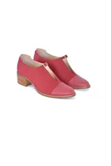 Zapatos de cuero color rojo con puntera de cuero liso color rosa, con correa delgada sobre el empeine y taco de madera.
