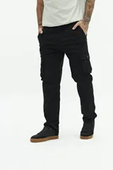 Pantalón cargo negro sin puños, con cuatro bolsillos con botón y pasa cintos. Composición 98% algodón, 2% spandex.