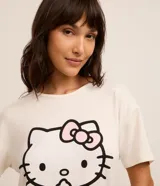 Blusa de pijama de poliéster color blanco, con cuello redondo, mangas cortas y estampado de Hello Kitty.