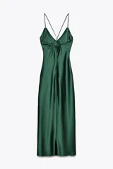 Vestido midi verde esmeralda de satén, con escote en pico, tirantes finos regulables con apliques dorados y cierre lateral con cremallera oculta.