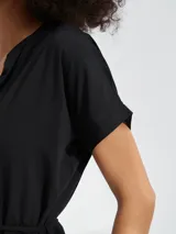 Vestido negro de manga corta con cuello en V y lazo ajustable a la cintura.