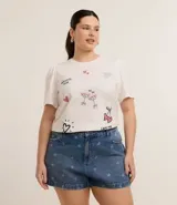 Blusa de algodón blanca con cuello redondo y manga corta abullonada. Estampa con corazones, copas y texto.