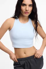 Top deportivo color rosa, con espalda nadadora, copas removibles y largo a la cintura.