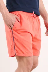 Short de baño azul marino con cintura elástica y cordón ajustable. Detalle de ribete blanco en el lateral.