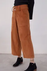 Pantalón capri color beige de pana con tiro alto, corte ancho y bolsillos laterales.