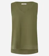 Musculosa verde oliva de piquet con escote en pico, breteles anchos, pequeñas aberturas laterales y bajos con pespuntes.