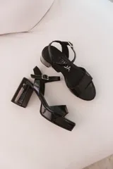 Sandalias negras de charol con plataforma y tacón cuadrado.