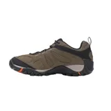 Championes de senderismo Merrell Yokota 2, color marrón con detalles en negro y naranja. Capellada de malla transpirable y suela de goma con tracción.