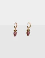 Aros tipo argolla dorados con dije colgante de berry con incrustaciones de strass fucsia y verde.