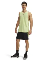Short deportivo Under Armour Zone 7 para hombre, color negro con detalles en verde lima y blanco.